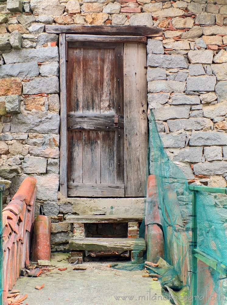 Campiglia Cervo (Biella, Italy) - Old door in the hamlet Quittengo.